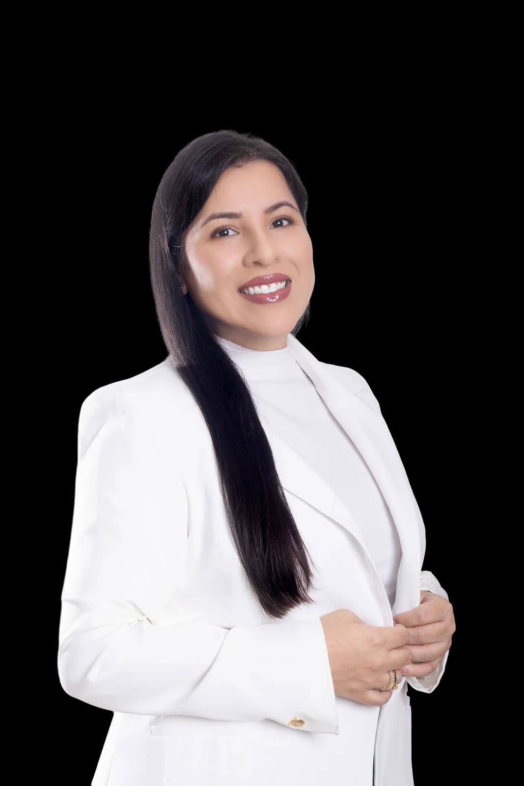 Talita Trindade sorrindo, de blazer branco